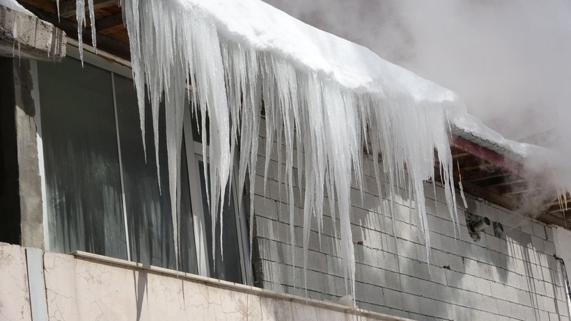 Bitlis’te evler kar altında, buz sarkıtları 2 metreyi buldu - Resim: 8