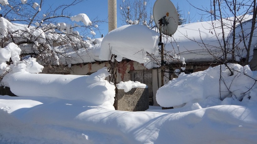 Bitlis’te evler kar altında, buz sarkıtları 2 metreyi buldu - Resim: 10