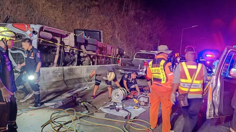 Facia gibi kaza: Otobüs devrildi, 18 ölü, 32 yaralı - Resim : 1