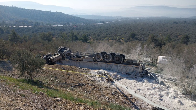 Alçı yüklü TIR şarampole devrildi: 2 kişi öldü - Resim : 1