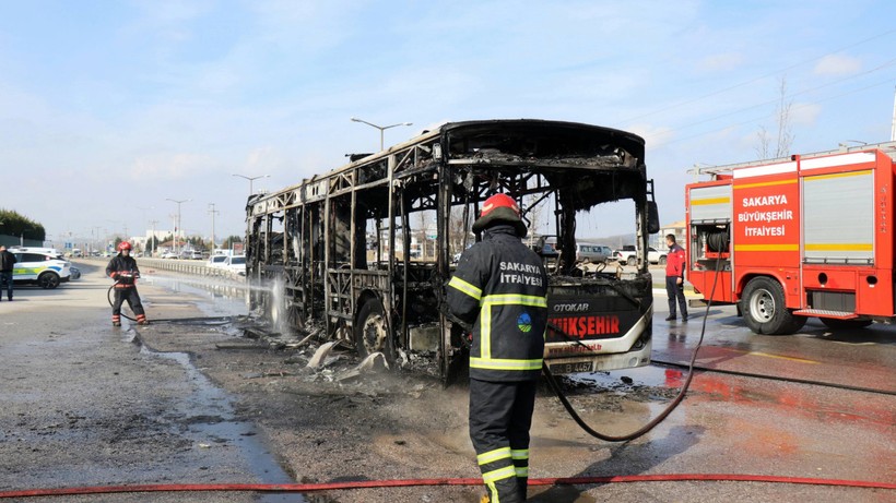 Sakarya'da otobüs alev topuna döndü: Yolcular son anda kurtarıldı - Resim : 1