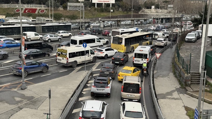 İstanbul’da trafik çilesi: Yoğunluk yüzde 80 - Resim: 2