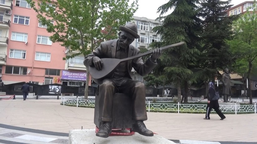 Aşık Veysel heykelinin sazını kırdılar - Resim : 1