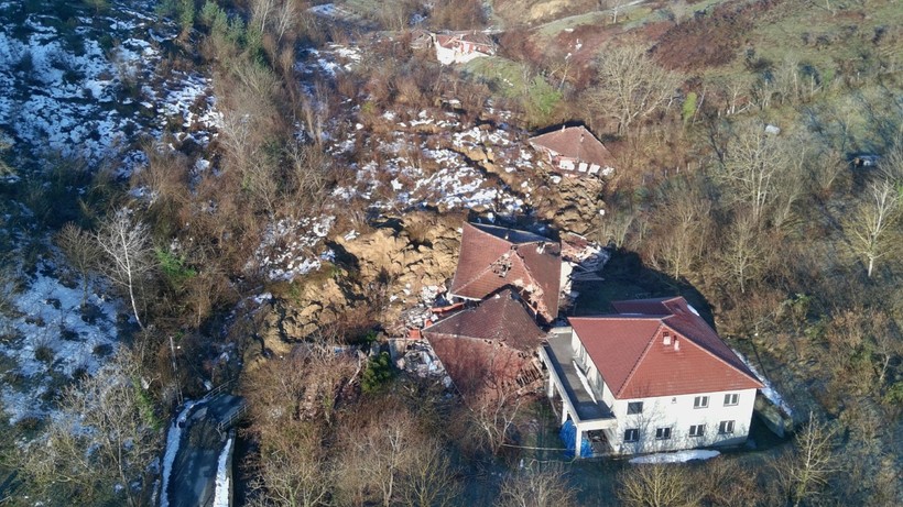 Sinop’ta heyelan: Evler yıkıldı - Resim : 2