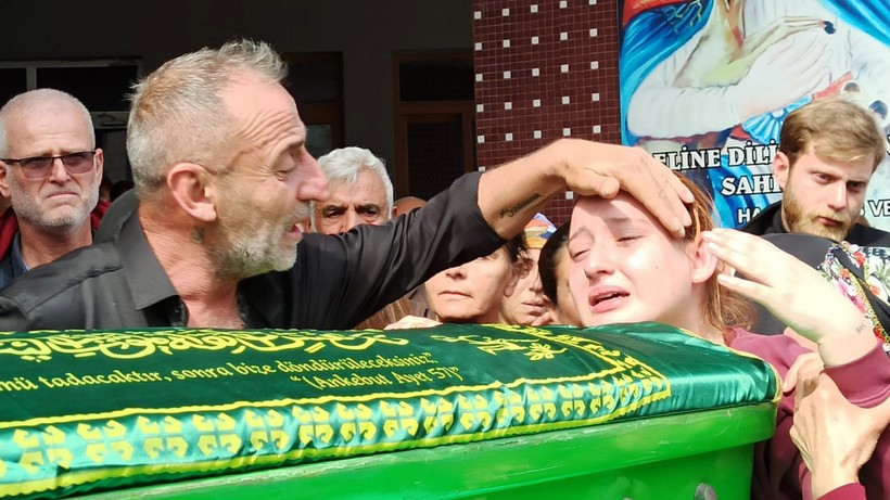 Satırla öldürülen Sevcan'ın tabutunu kadınlar taşıdı - Resim : 3