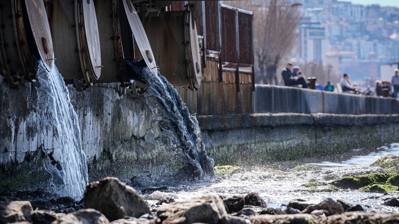 İzmir Körfezi'nde suyun rengi değişti, koku etrafı sardı - Resim: 1