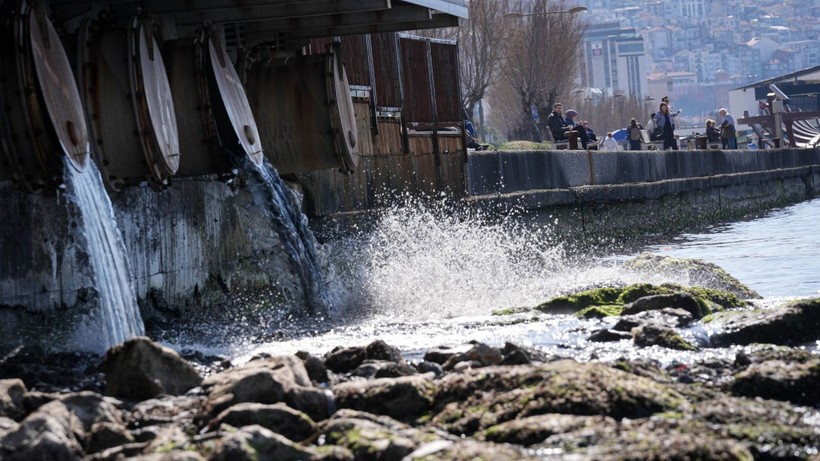 İzmir Körfezi'nde suyun rengi değişti, koku etrafı sardı - Resim: 3