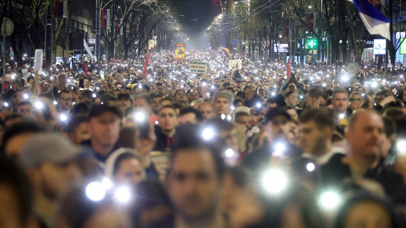 Sırbistan ayakta: Ülke tarihinin en kalabalık protestosu - Resim : 1