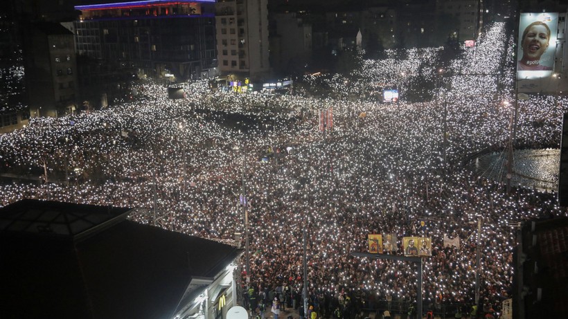 Sırbistan ayakta: Ülke tarihinin en kalabalık protestosu - Resim : 2