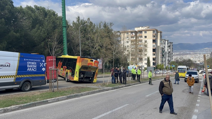 Kontrolden çıkan belediye otobüsü kaza yaptı: 9 yaralı - Resim : 2