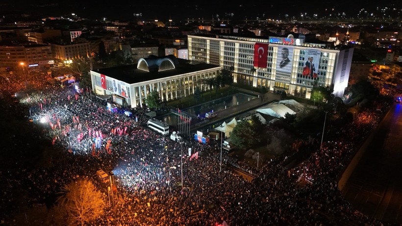 İmamoğlu'na operasyona tepkide üçüncü gün: Yüz binlerce kişi sokakta - Resim : 11