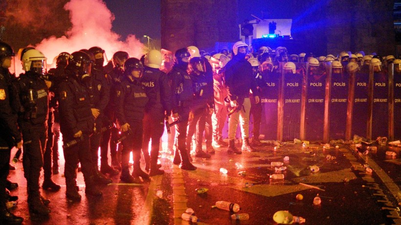 Taksim'e yürümek isteyen gruba polis engeli - Resim: 1