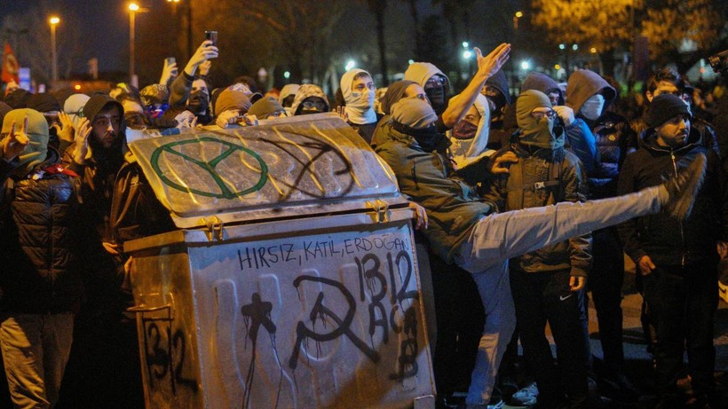 Taksim'e yürümek isteyen gruba polis engeli - Resim: 3