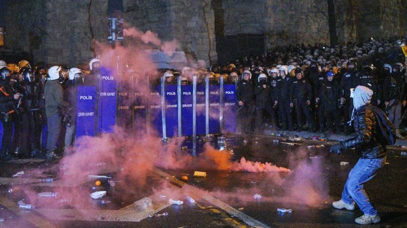 Taksim'e yürümek isteyen gruba polis engeli - Resim: 2