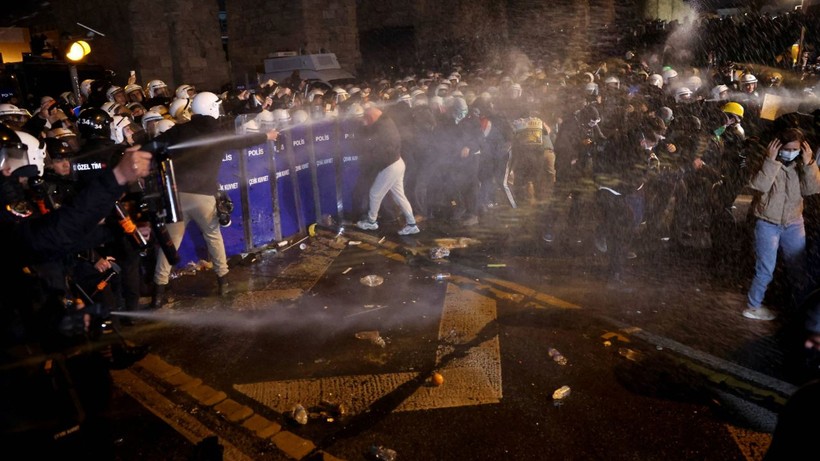 Taksim'e yürümek isteyen gruba polis engeli - Resim: 6