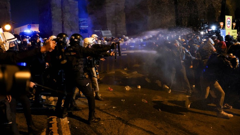 Taksim'e yürümek isteyen gruba polis engeli - Resim: 5