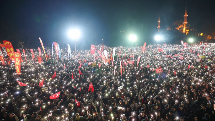 İmamoğlu'na operasyona tepkide üçüncü gün: Yüz binlerce kişi sokakta - Resim : 2