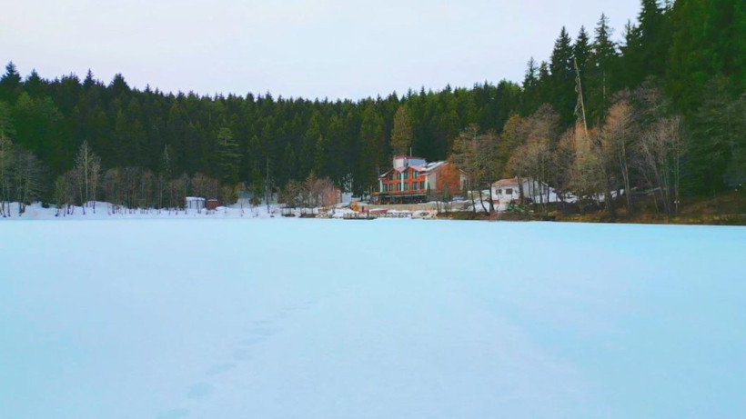 Kalp şeklindeki Karagöl, kışın son günlerinde kartpostallık görüntüler sunuyor - Resim: 4