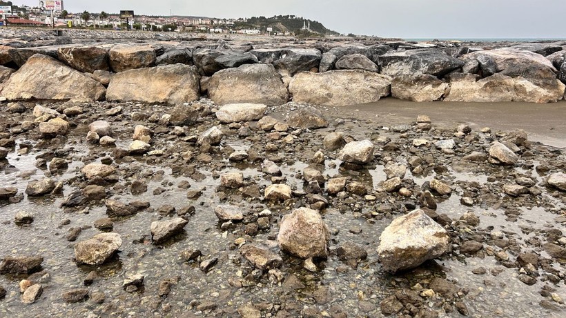 Fırtına nedeniyle deniz 20 metre çekildi - Resim: 1