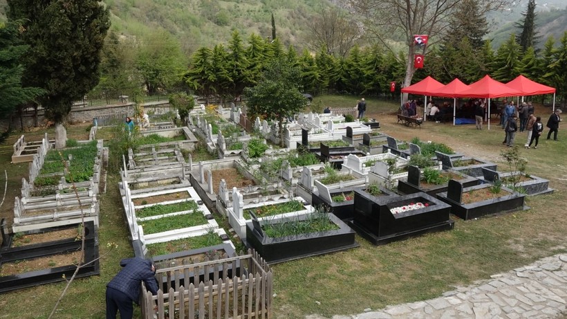 Sevenleri Volkan Konak’ın mezarına akın etti - Resim: 11