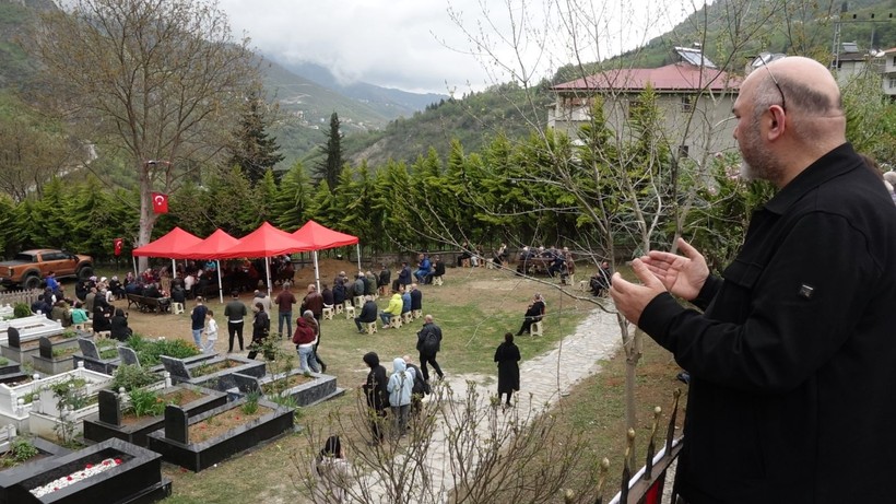 Sevenleri Volkan Konak’ın mezarına akın etti - Resim: 15