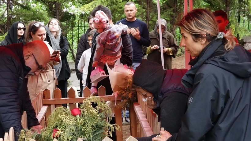 Sevenleri Volkan Konak’ın mezarına akın etti - Resim: 7