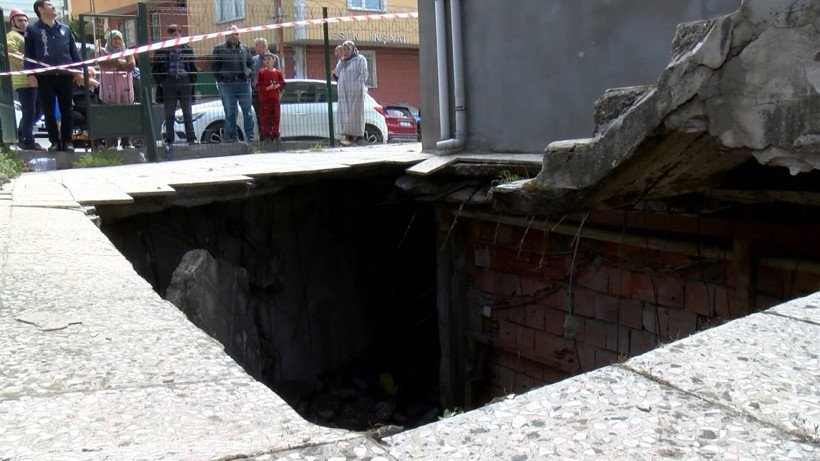 Dört katlı binanın zemini çöktü - Resim : 1