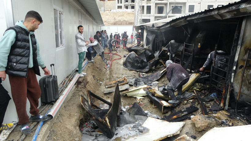 150 işçinin kaldığı konteyner alevlere teslim - Resim : 1