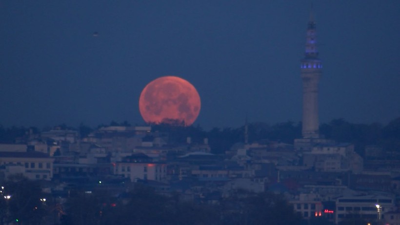 İstanbul'da pembe ay görsel şölen oluşturdu - Resim: 1