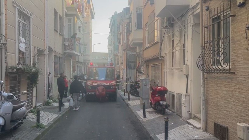 Beyoğlu'nda bir binada kısmi çökme - Resim: 6