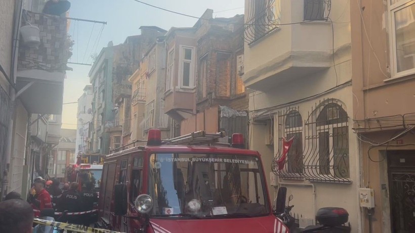 Beyoğlu'nda bir binada kısmi çökme - Resim: 7