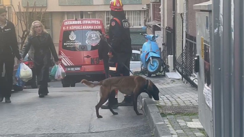 Beyoğlu'nda bir binada kısmi çökme - Resim: 8