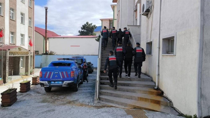 Jandarma önce kurtardı, sonra gözaltına aldı - Resim : 2