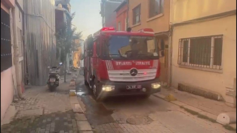 Beyoğlu'nda bir binada kısmi çökme - Resim: 2