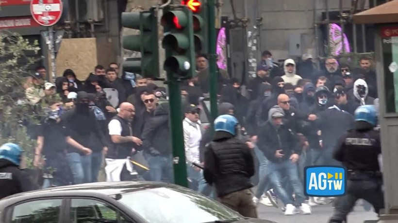 Lazio-Roma derbisinde kıyamet koptu: 13 polis yaralandı - Resim : 1