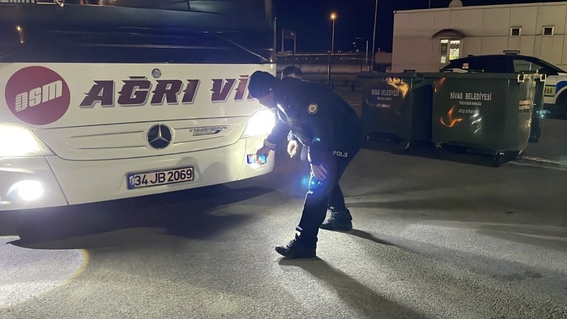 Otobüs şoförü kendini ihbar etti, parçalanmış ceset bulundu - Resim: 2