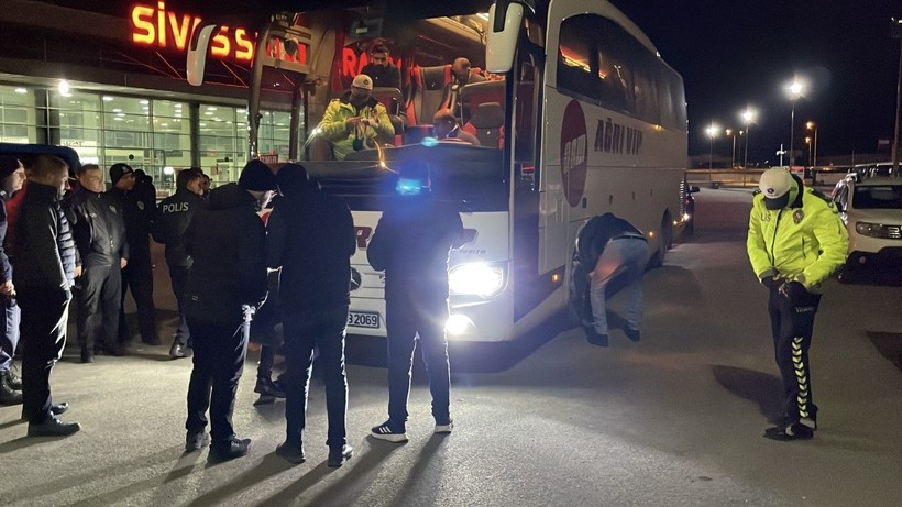 Otobüs şoförü kendini ihbar etti, parçalanmış ceset bulundu - Resim: 3