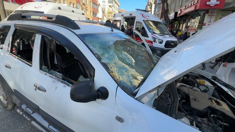 Polisten kaçtı, aracın camları kırılarak etkisiz hale getirildi - Resim: 6