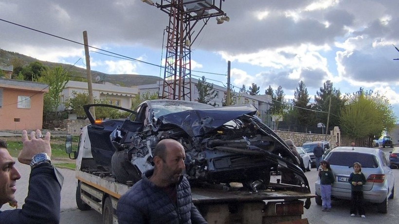 Kontrolden çıkan otomobil binaya girdi - Resim: 2