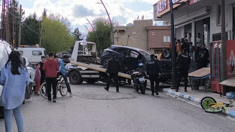 Kontrolden çıkan otomobil binaya girdi - Resim: 3