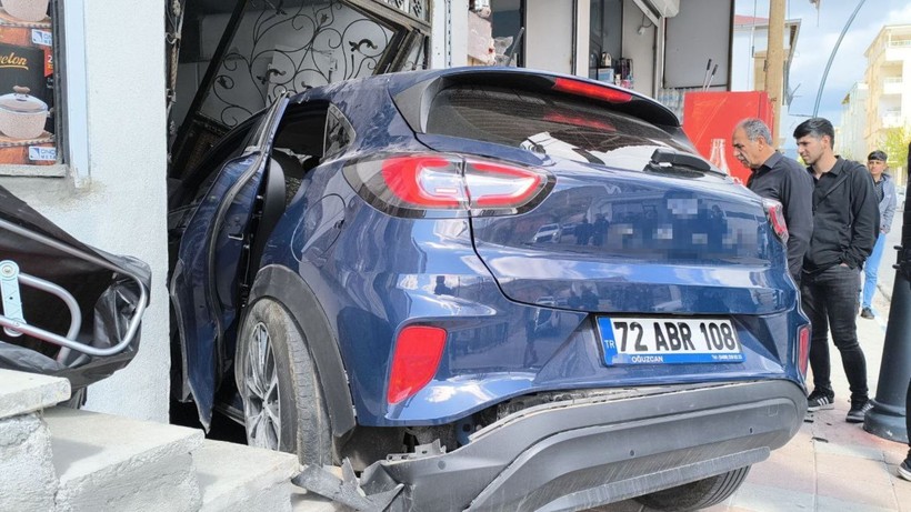 Kontrolden çıkan otomobil binaya girdi - Resim: 4
