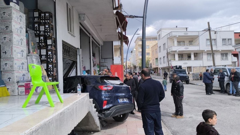 Kontrolden çıkan otomobil binaya girdi - Resim: 5