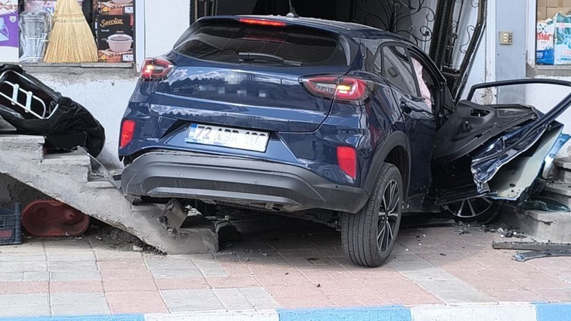 Kontrolden çıkan otomobil binaya girdi - Resim: 6