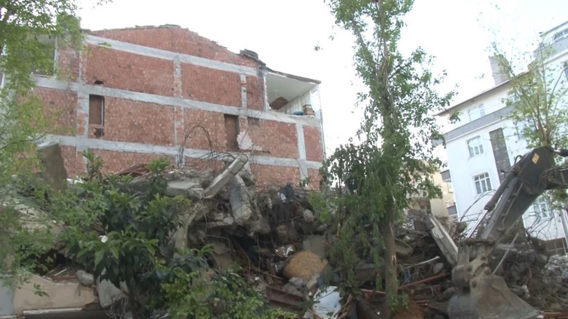 Balkonu odaya, duvarı yan binaya katmışlar - Resim : 1