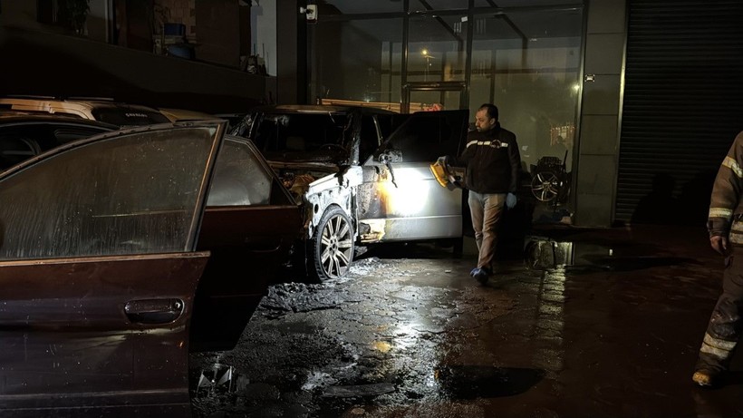 Otopark alev alev yandı, araçlar kül oldu - Resim: 2
