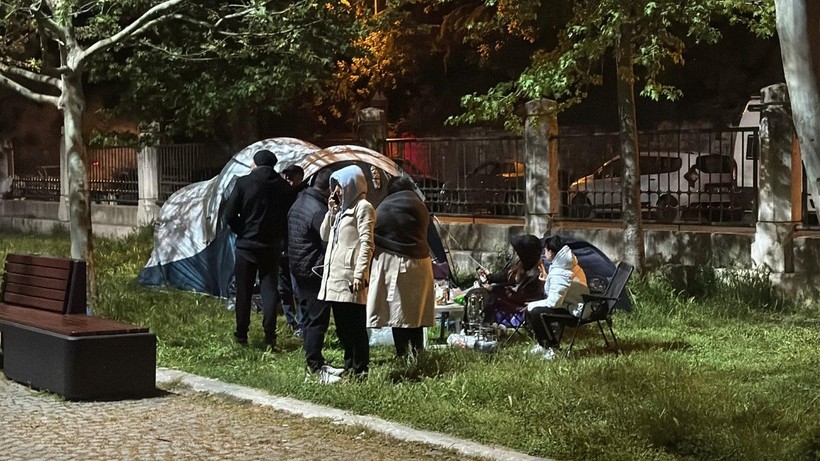 İstanbul'da deprem korkusu: Geceyi dışarıda geçiriyorlar - Resim: 6