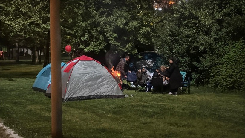 İstanbul'da deprem korkusu: Geceyi dışarıda geçiriyorlar - Resim: 7
