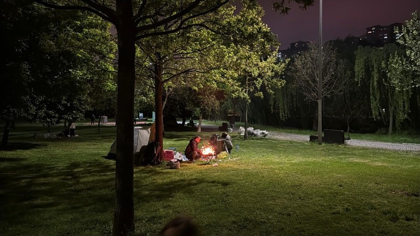 İstanbul'da deprem korkusu: Geceyi dışarıda geçiriyorlar - Resim: 8