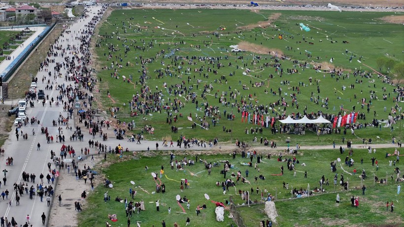 Uçurtmalar gökyüzünü süsledi: Van’da 23 Nisan’a renkli kutlama - Resim: 4