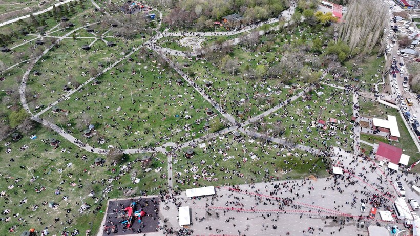 Uçurtmalar gökyüzünü süsledi: Van’da 23 Nisan’a renkli kutlama - Resim: 8